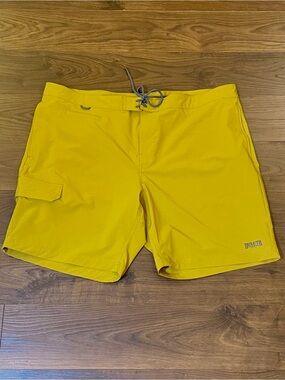 Duluth Trading Co. Men's Duluth Flex Bull Moose 9" Board Shorts Size 46 Yellow